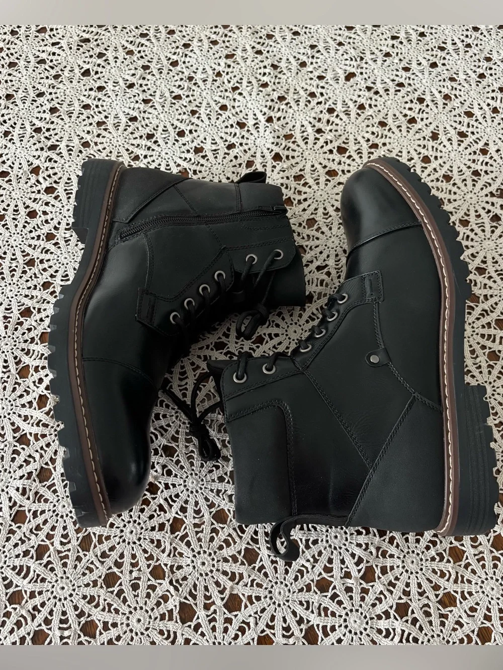 Men’s NWT 13M medium zip side lace front ortholite combat style boot. Black